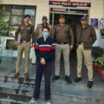 एसएसपी दून की सख्ती से शातिर कबूतरबाज़ आया दून पुलिस की गिरफ्त में, विदेश भेजने के नाम पर लोगों से ठगी करने वाले अभियुक्त को किया गिरफ्तार, लोगों को विदेश भेजने के नाम पर कूटरचित दस्तावेज, अपॉइंटमेंट लेटर मेल के जरिए भेजकर की थी करोड़ो रुपयों की धोखाधड़ी