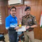 बैडमिंटन प्रतियोगिता में पदक विजेता पुलिस कर्मी ने एसएसपी दून से की शिष्टाचार भेंट, प्रतियोगिता में उत्कृष्ठ प्रदर्शन करने वाले उ0नि0 दूरसंचार को एसएसपी दून ने दी शुभकामनाएं