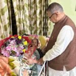 कैबिनेट मंत्री गणेश जोशी ने मातृदिवस पर लिया माँ का आशीर्वाद, कहा — माँ का स्थान जीवन में सर्वोच्च