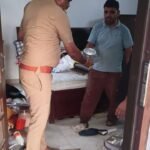 करोड़ों रुपए की धोखाधड़ी कर फरार चल रहे अभियुक्त के घर की पुलिस द्वारा की गई कुर्की